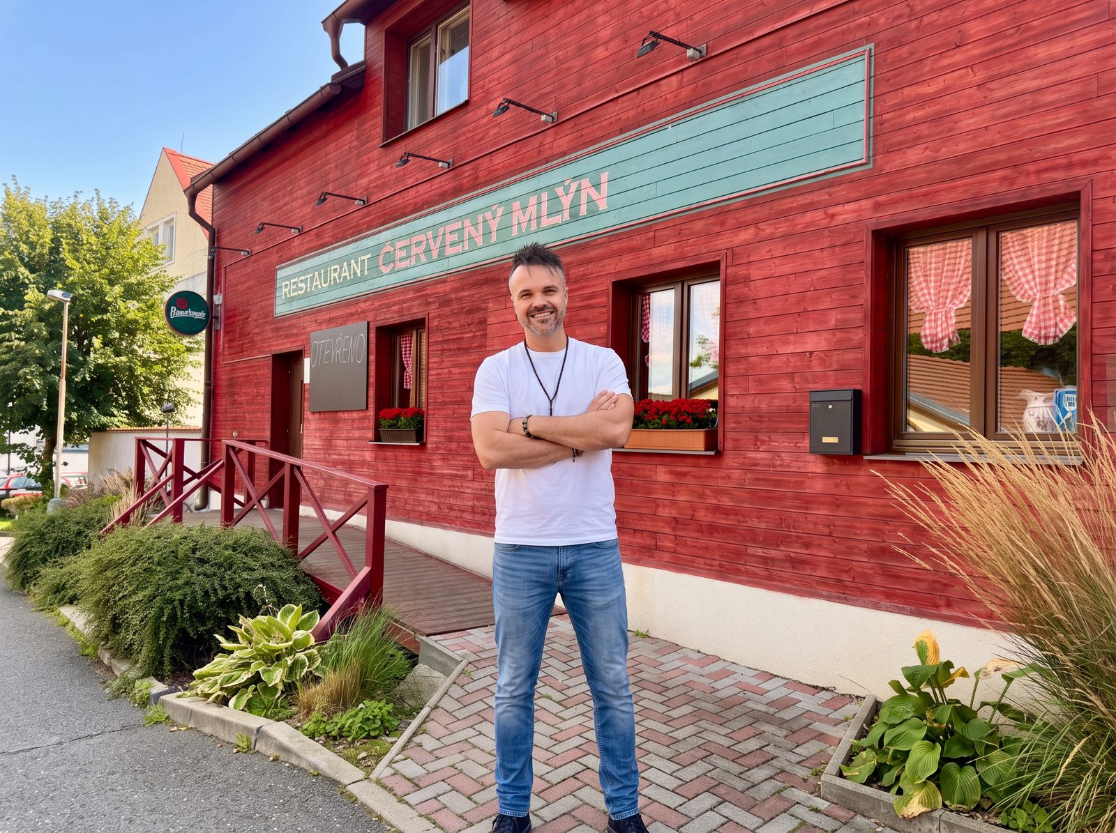 Michal Krčmář před slovenskou restaurací Červený mlýn ve starých Ďáblicích na severním okraji Prahy