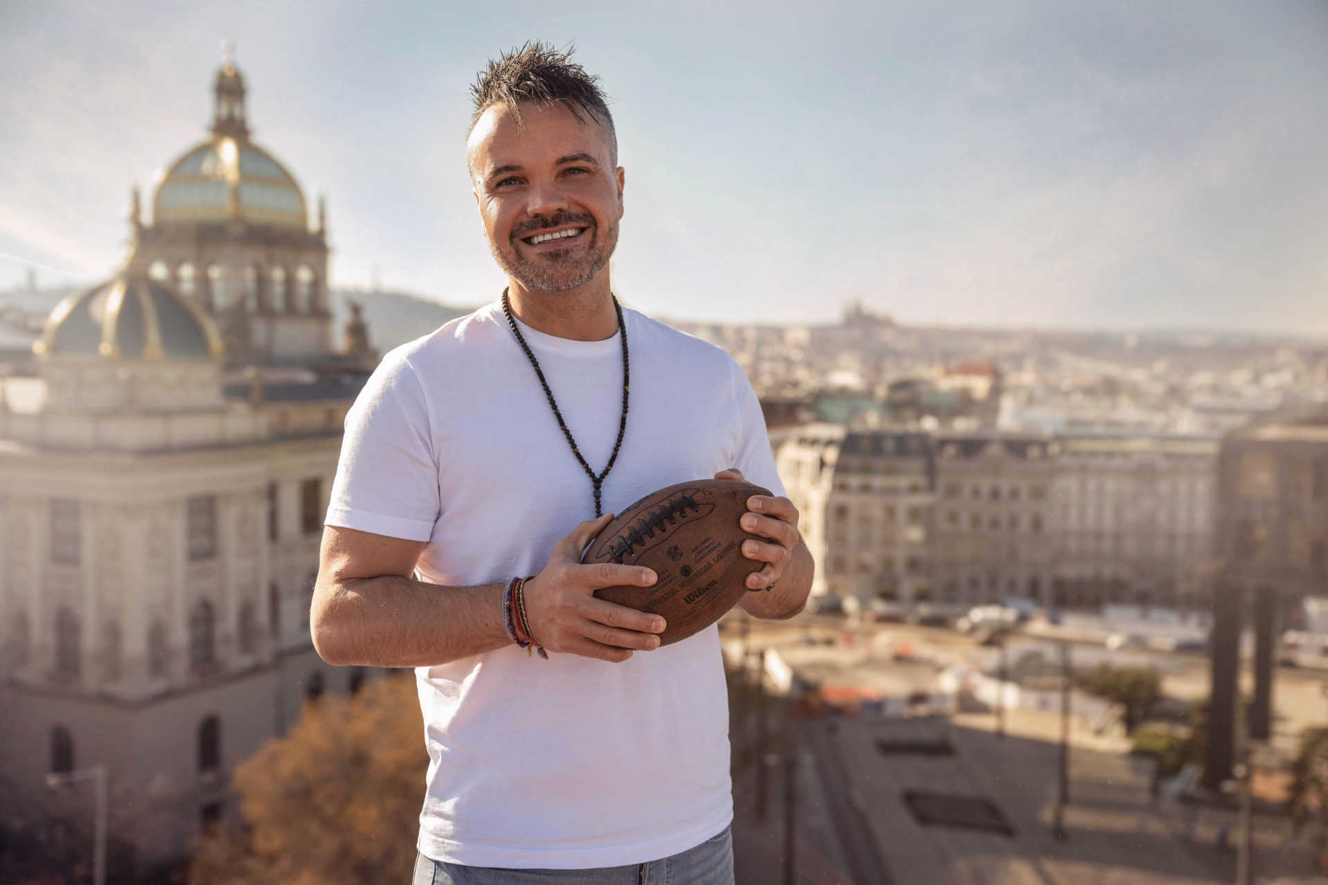 Michal Krčmář, marketér pro malé firmy ze severního okraje Prahy, na střeše s americkým míčem